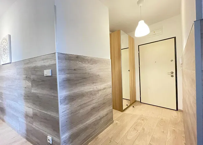 Superior Komputerowa, 4 Rooms, 3 Bedrooms, Airport-city Train, Metro! 24h Reception!