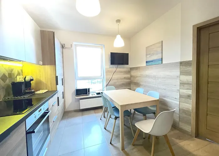 Superior Komputerowa, 4 Rooms, 3 Bedrooms, Airport-city Train, Metro! 24h Reception! Lejlighed Warszawa