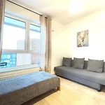 アパート Superior Komputerowa, 4 Rooms, 3 Bedrooms, Airport-city Train, Metro! 24h Reception! *