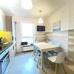Superior Komputerowa, 4 Rooms, 3 Bedrooms, Airport-city Train, Metro! 24h Reception! アパート ワルシャワ
