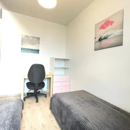 Superior Komputerowa, 4 Rooms, 3 Bedrooms, Airport-city Train, Metro! 24h Reception!