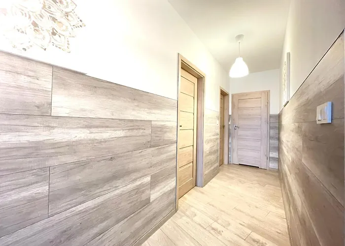 Superior Komputerowa, 4 Rooms, 3 Bedrooms, Airport-city Train, Metro! 24h Reception! Warsaw