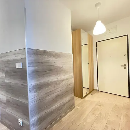 Superior Komputerowa, 4 Rooms, 3 Bedrooms, Airport-city Train, Metro! 24h Reception!