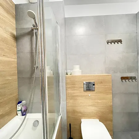 Apartment Superior Komputerowa, 4 Rooms, 3 Bedrooms, Airport-city Train, Metro! 24h Reception!