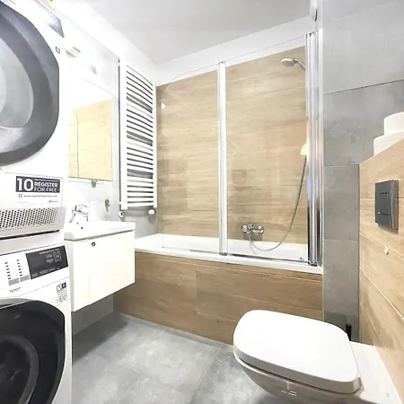 Superior Komputerowa, 4 Rooms, 3 Bedrooms, Airport-city Train, Metro! 24h Reception! Apartment